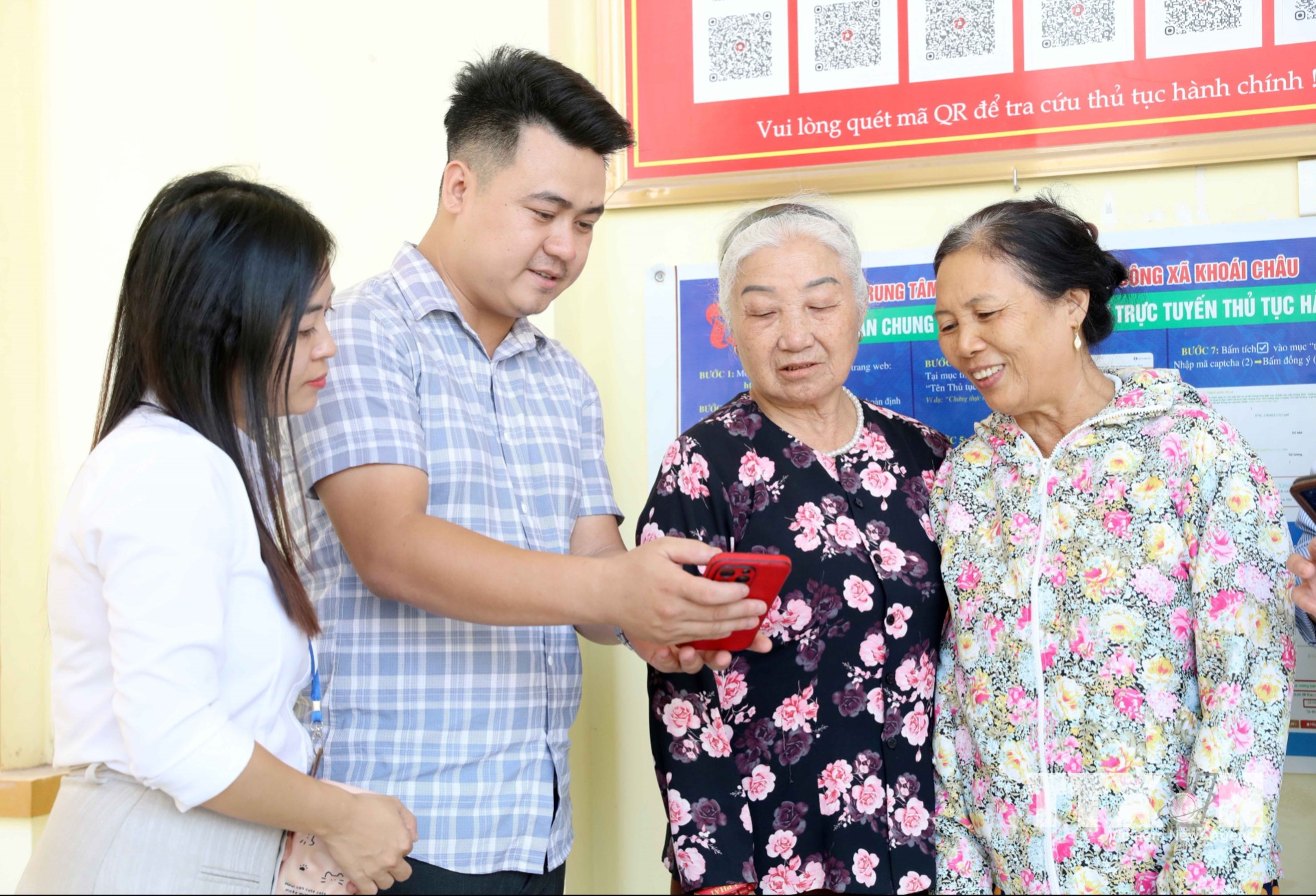 Từ việc tra cứu qua mã QR tại các Nhà Văn hóa người dân biết được quy trình thực hiện, thành phần hồ sơ từ đó thực hiện các thủ tục hành chính thuận lợi, tiết kiệm thời gian và chi phí đi lại. (Ảnh: Thế Duyệt/TTXVN)